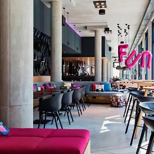 Moxy Vienna Airport Отель